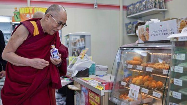 コンビニで嬉しそうなダライラマ14世