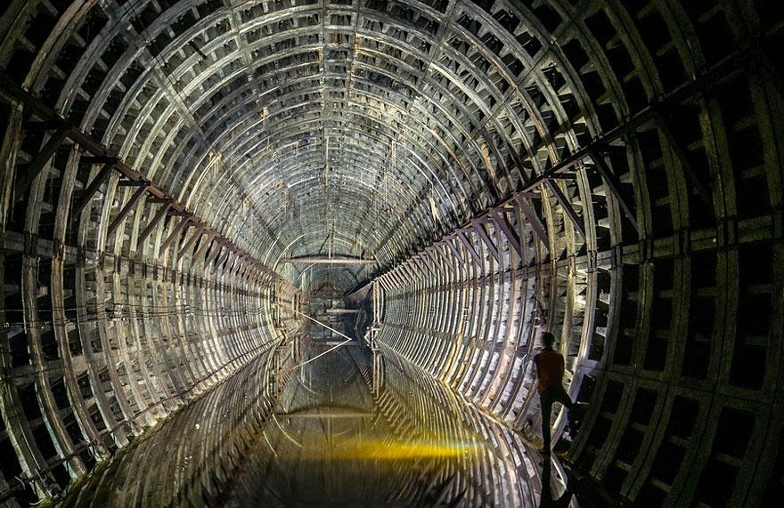 放棄されたキエフの地下トンネル、ウクライナ