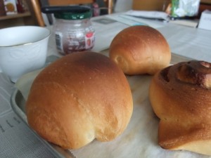 焼きたてパンと淹れ立てコーヒー、バックには心地よいジャズ